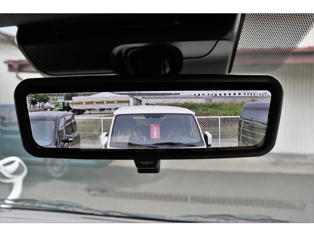 荷物などで後ろが見えない時にあると便利なメーカーオプションでデジタルインナーミラー付き！