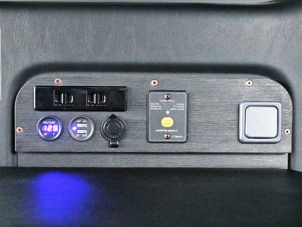 エレコのスイッチパネルを装備しております！高出力の家電などもお使い頂けることができるので車内でも快適にお過ごし頂けます！