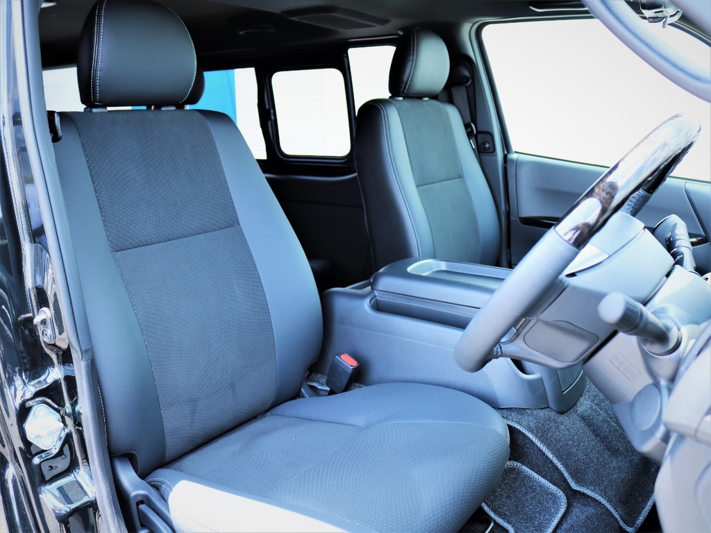 運転席シート、専用ハーフレザーシート！