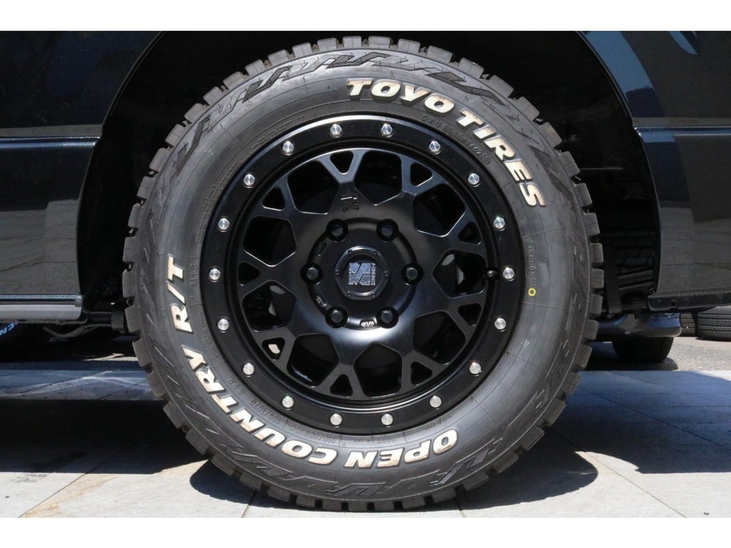 足元にはエクストリームＪ１６インチＡＷにオープンカントリー２１５ＲＴタイヤを装備！