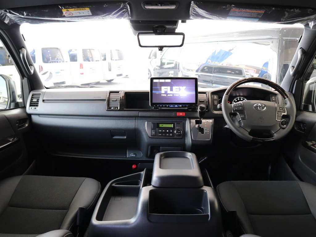 特別仕様車仕様の黒木目調の内装