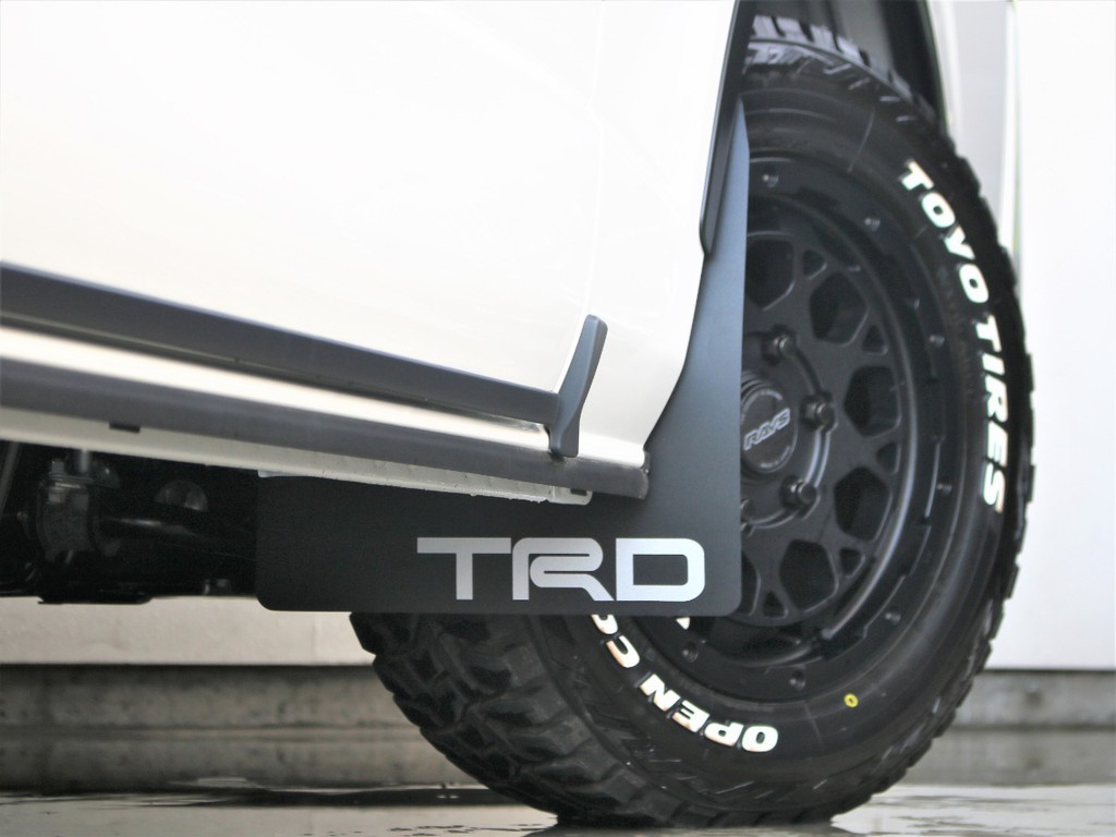 TRDマットフラップのブラックを装備することによってオフロード感、統一感など見た目に良い変化を与えます！