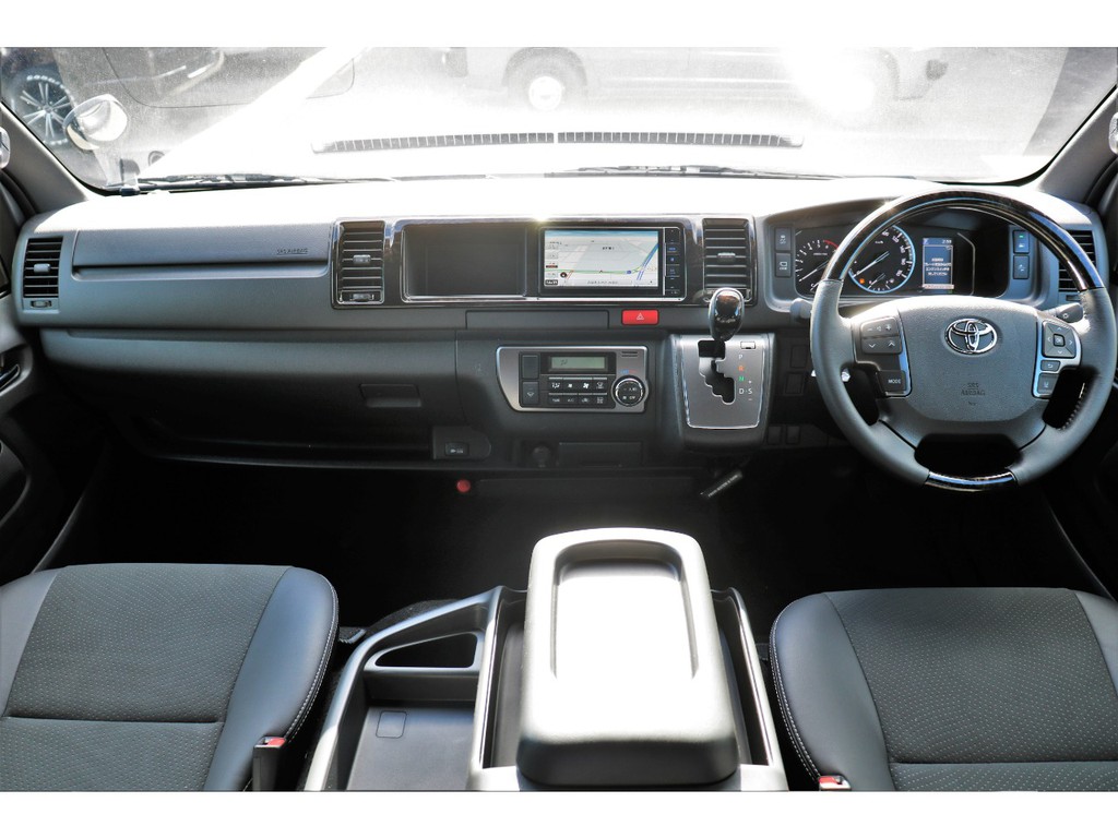 運転が楽しくなるようなコックピット！高級感溢れますね！