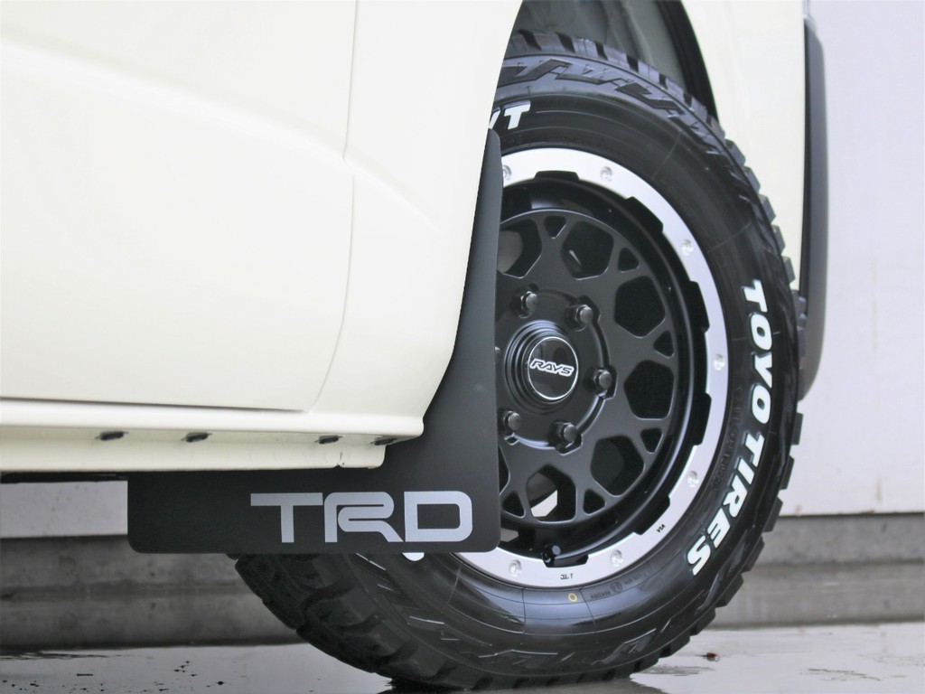 TRDマッドフラップも装備ずみです！足元からインパクトのある車両に引き立てております！
