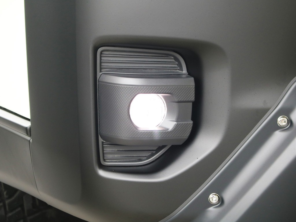 マイナーチェンジ後から装備のＬＥＤフォグランプ！丸形から四角い形に変更されております！