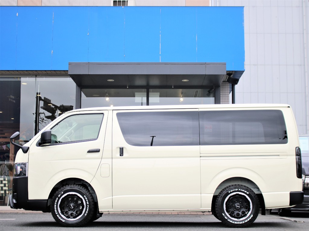 両側パワースライドドアがついておりますので、お子さんや、荷物で手が塞がってしまっている時でも簡単に開け閉めして頂けます！