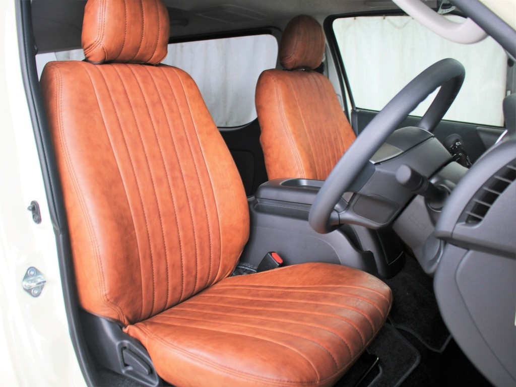 運転席、助手席にフレックスオリジナルのクラシックシートカバーが装備済みです。