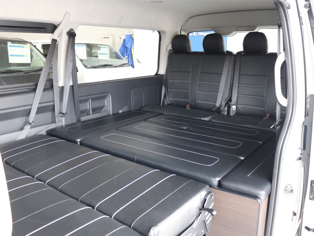 バタフライシートを倒すとフラットベッドに！ご家族で車中泊できます☆