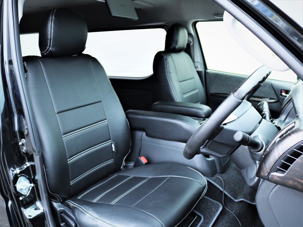 運転席シート、黒革調シートカバー付き！