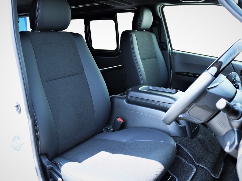 運転席シート、専用ハーフレザーシート！