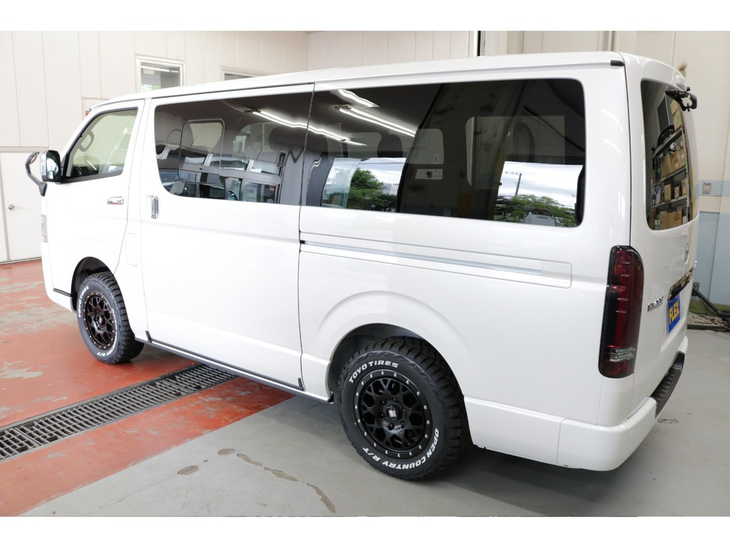新車ハイエースＶダークプライムⅡ２８００ディーゼル４ＷＤナビベットＫＩＴパッケージ入庫致しました！！店頭在庫車、即納車もご対応可能になります！！