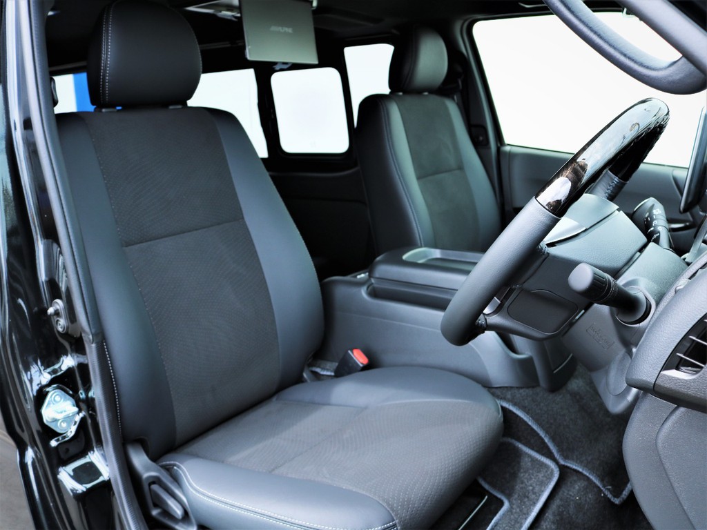運転席シート、専用ハーフレザーシート！