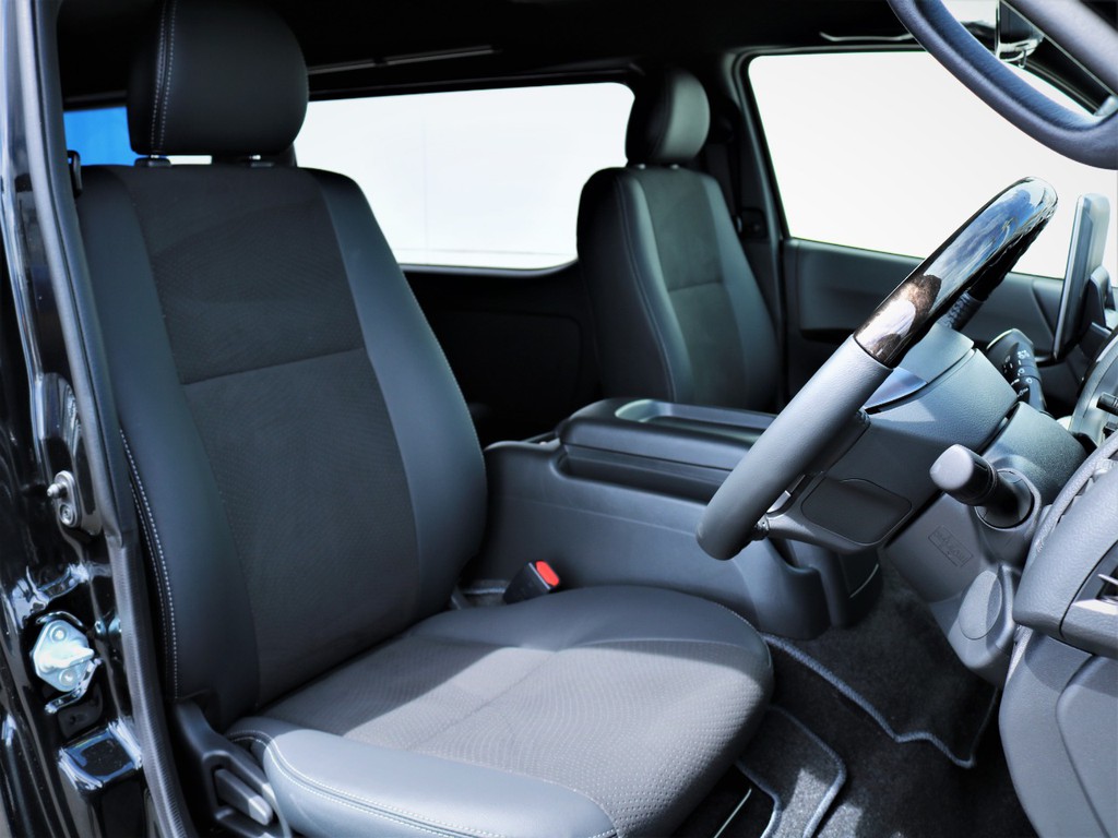 運転席シート、専用ハーフレザーシート！