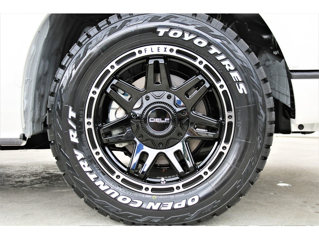足元にはオリジナルＤｅｌｆ０４ １６インチＡＷ＆ＴＯＹＯオープンカントリータイヤをチョイス！！