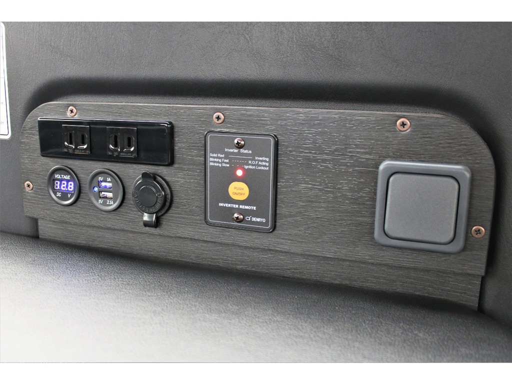 コンセント・ＵＳＢ電源。電圧計・バッテリーコントローラー等便利機能搭載！！