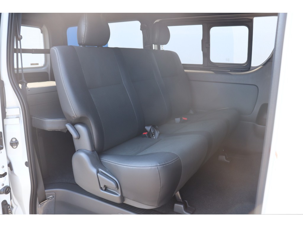 ゆったり乗れるセカンドシート！