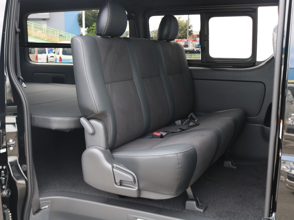 ワンタッチでフルフラット/折り畳み可能なセカンドシート