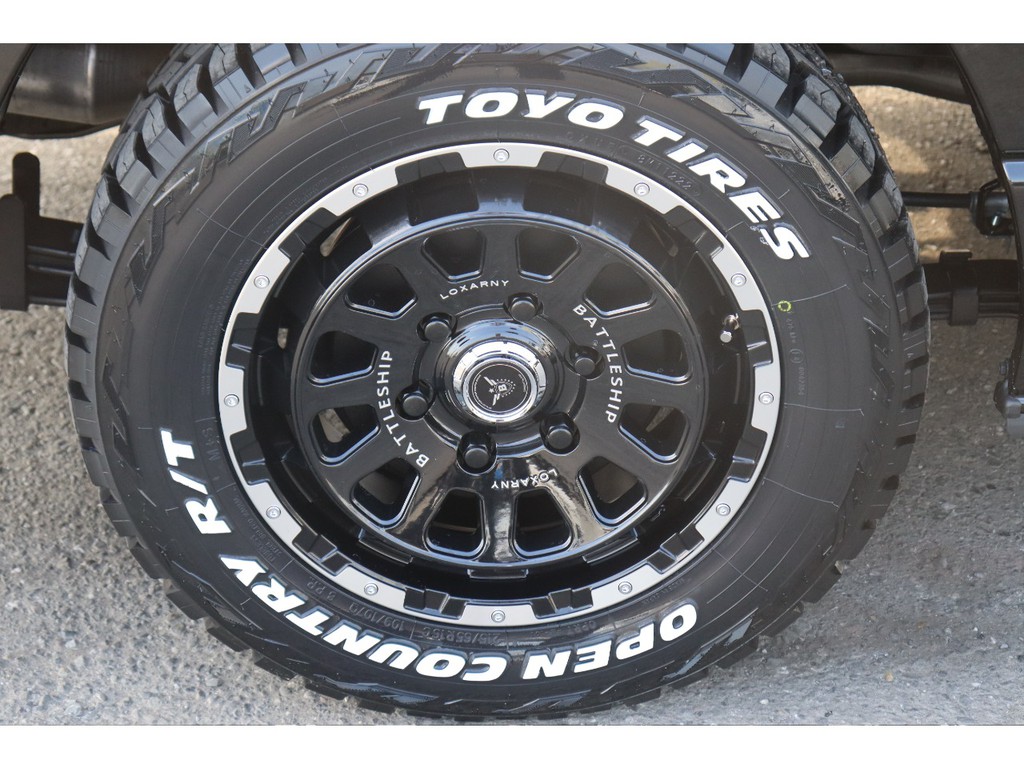 新作バトルシップNeo16インチAW/ＴＯＹＯオープンカントリーＲＴタイヤ装着！