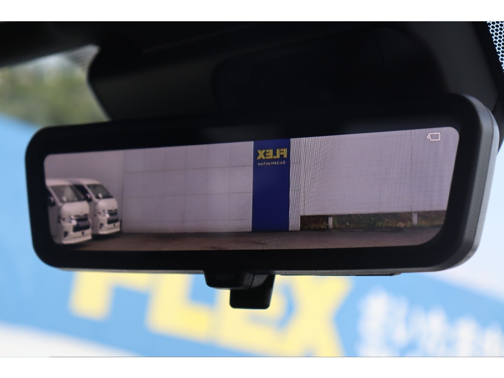 荷物の多い時や夜間の視認性もバッチリなデジタルインナーミラー装着済み！
