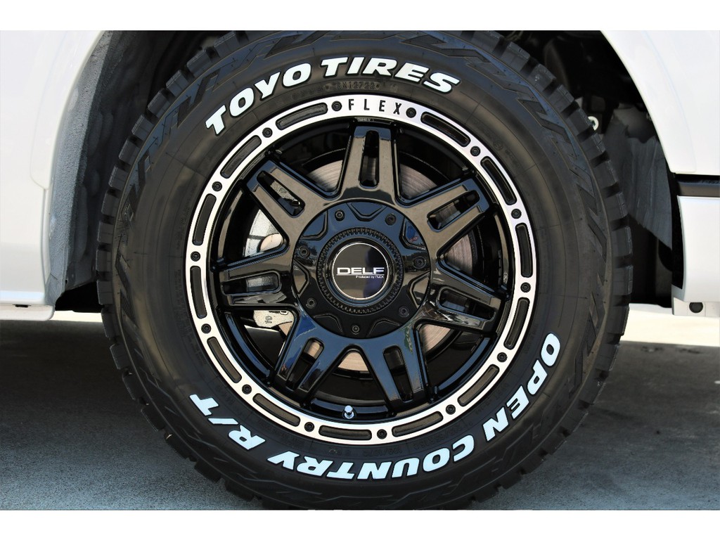 足元にはオリジナルＤｅｌｆ０４ １６インチＡＷ＆ＴＯＹＯオープンカントリーＲ／Ｔヤイヤをチョイス！！