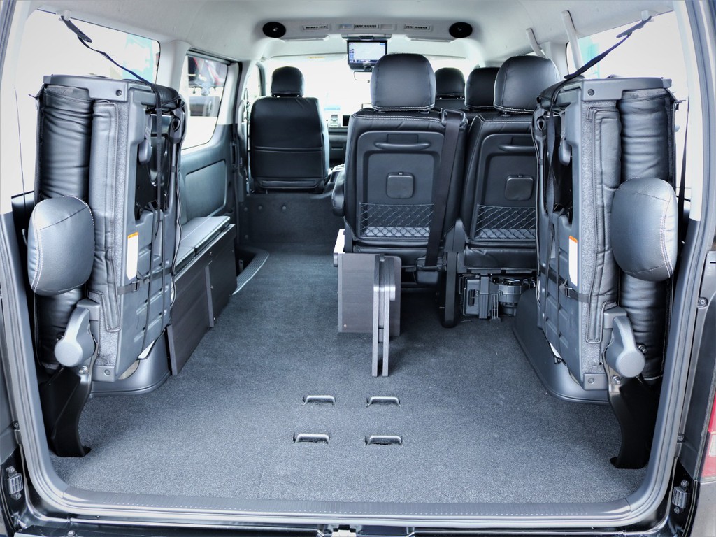 ４列目を跳ね上げれば収納スペース御座います！