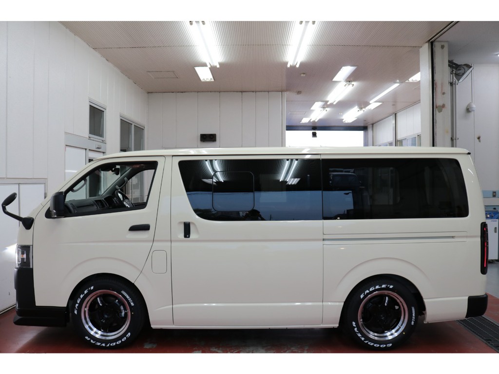 新車ハイエースＶ２０００ガソリン２ＷＤスポーツパッケージ完成致しました！！マッドブラックに拘り作成した１台！！リアクーラーリアヒーター装備！！店頭在庫車、即納車もご対応可能になります！！