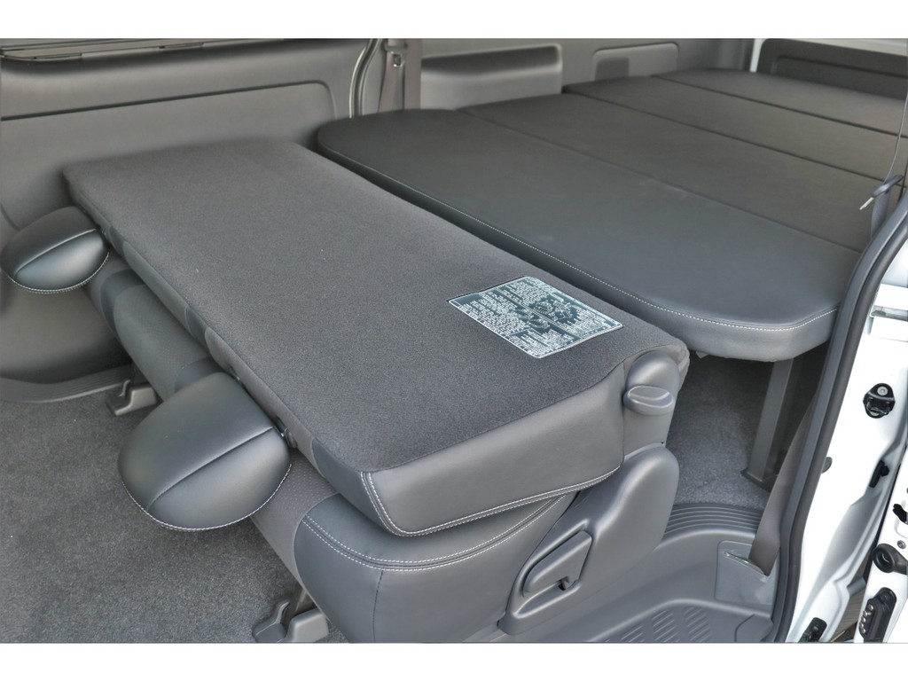 セカンドシートをたためばフルフラットになるので車中泊やキャンプなどに最適です！！