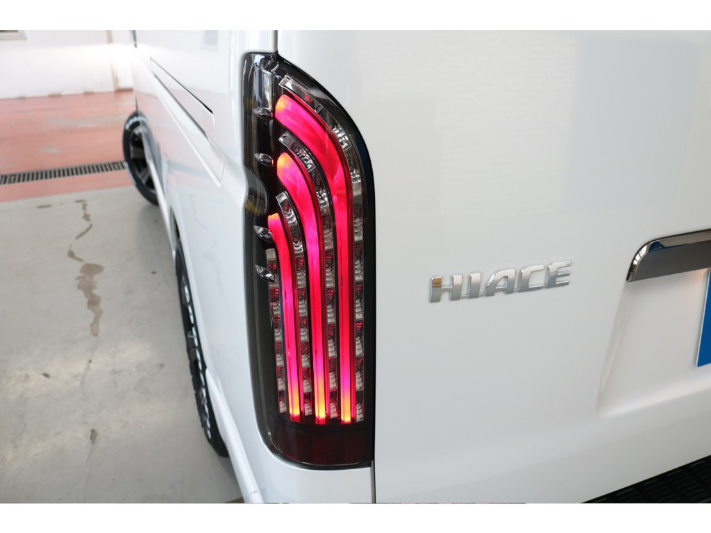 新車ハイエースＶダークプライムⅡ２０００ガソリン２ＷＤナビパッケージ入庫致しました！！店頭在庫車、即納車もご対応可能になります！！オリジナルパーツ多数装備済み！！