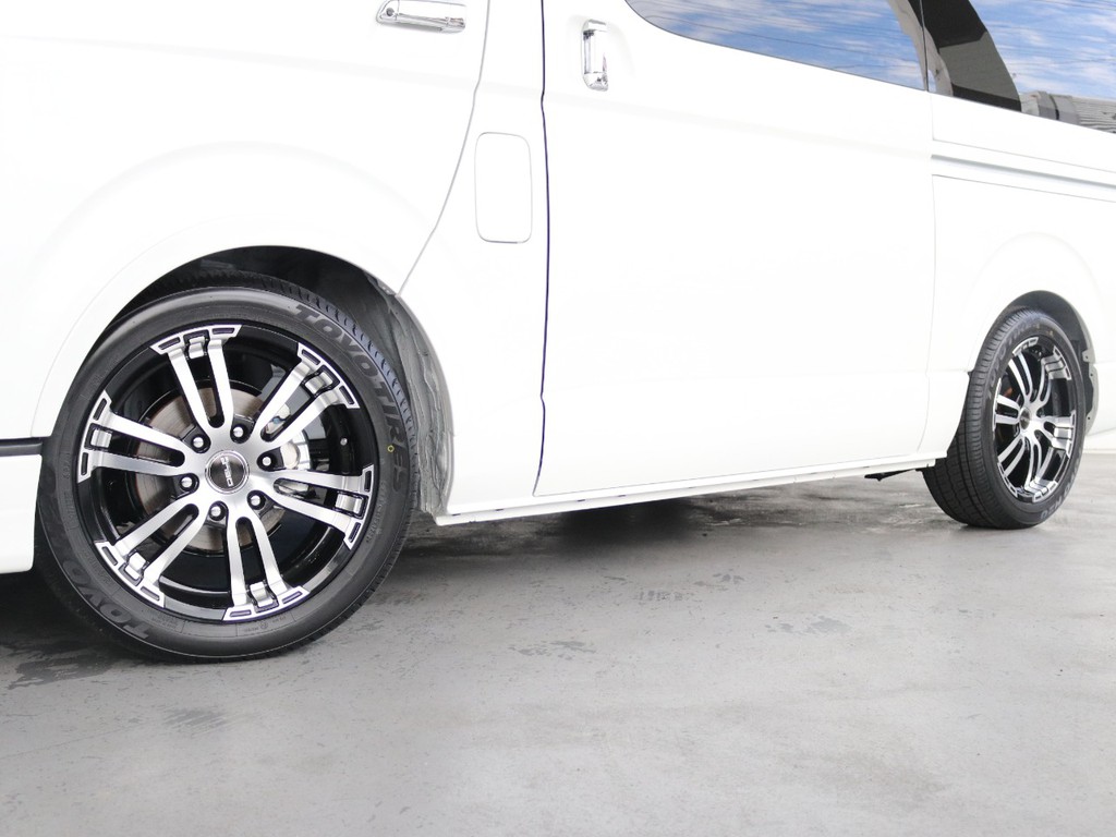 タイヤはTOYOタイヤにデルフ02の１８インチＡＷが装着されており、かっこいい仕上がりに！！