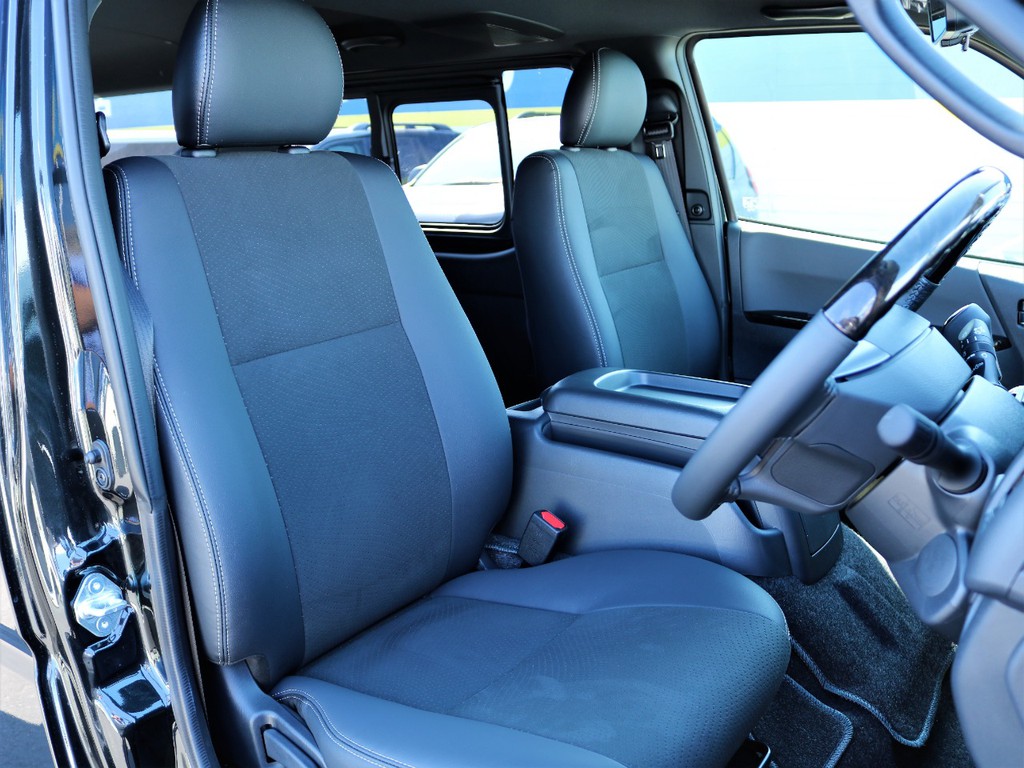 運転席シート、専用ハーフレザーシート！