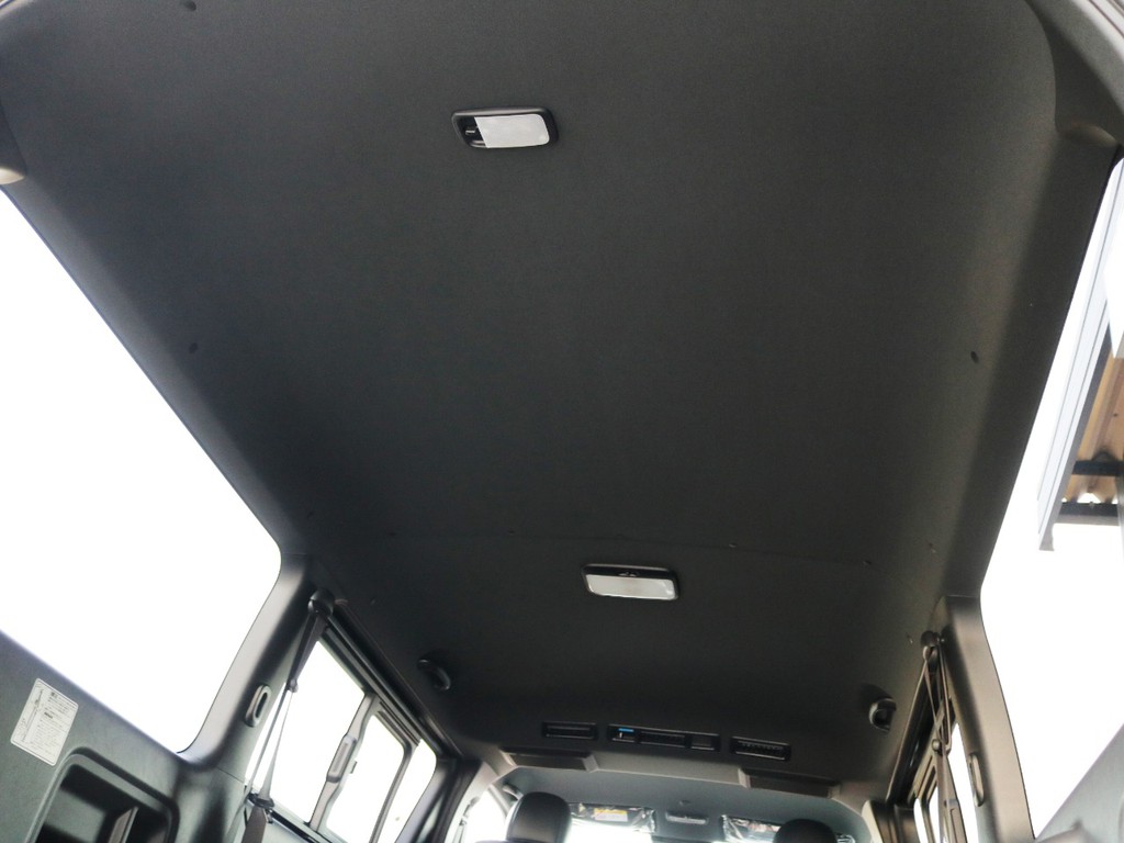 天井やトリム（車内の壁）等がブラックカラーとなっており、高級感のある内装となっております♪