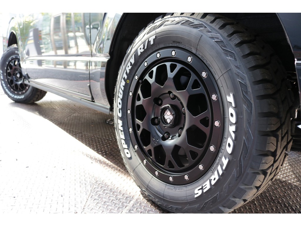 新車ハイエースＶダークプライムⅡ２８００ディーゼル４ＷＤブラックエディション完成致しました！！オリジナルベットＫＩＴ装備！！両側パワースライドドア装備済み！！
