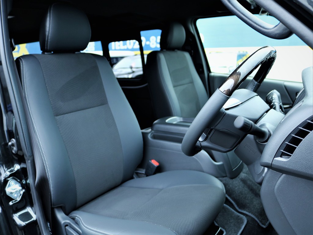 運転席シート、専用ハーフレザーシート！