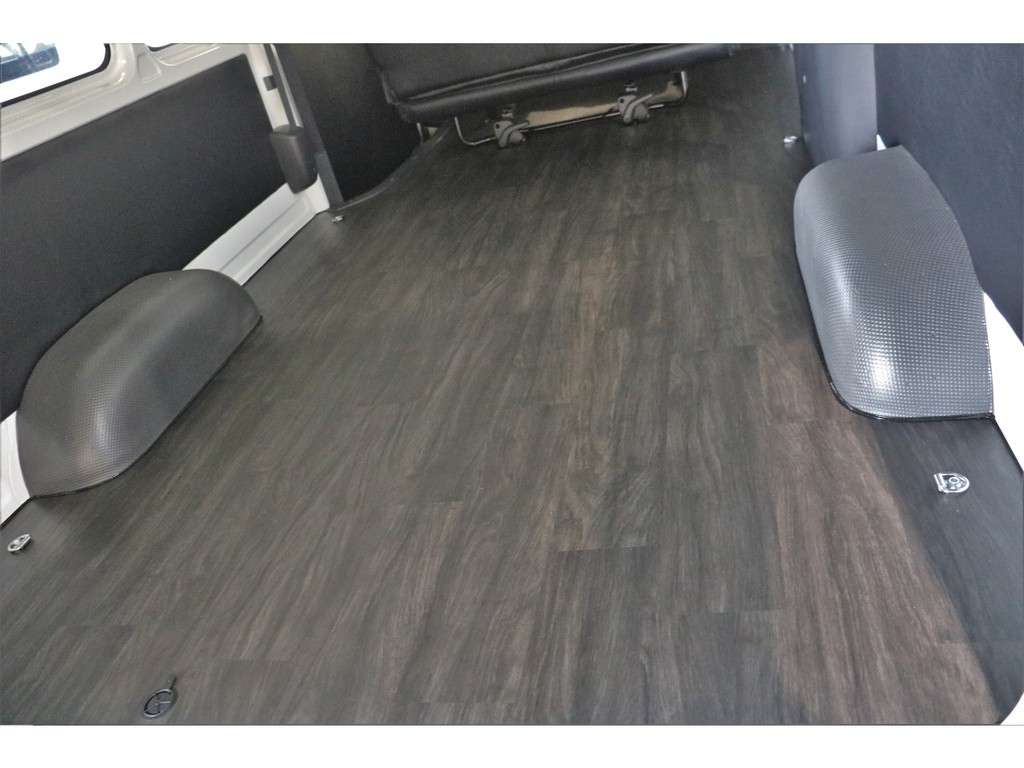 重歩行フロア施工済み！左右のトリムも黒皮調レザー張りで高級感抜群のラゲッチスペース！