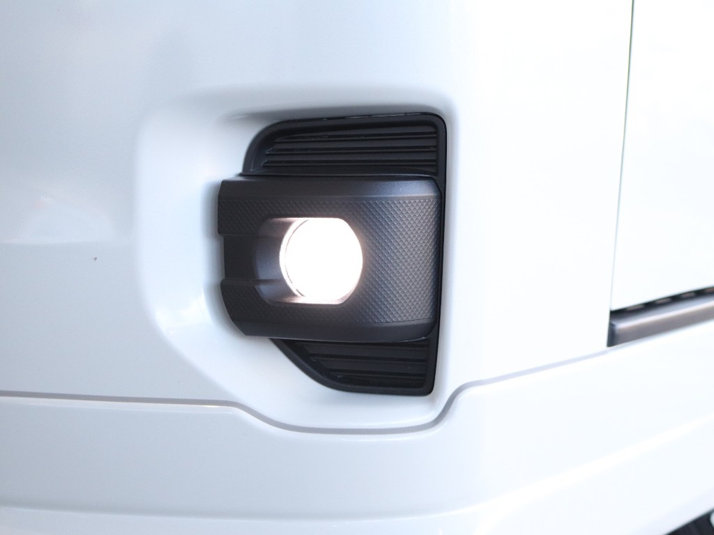新型からフォグランプの形状が変更になり、LED化が標準装備になっております☆