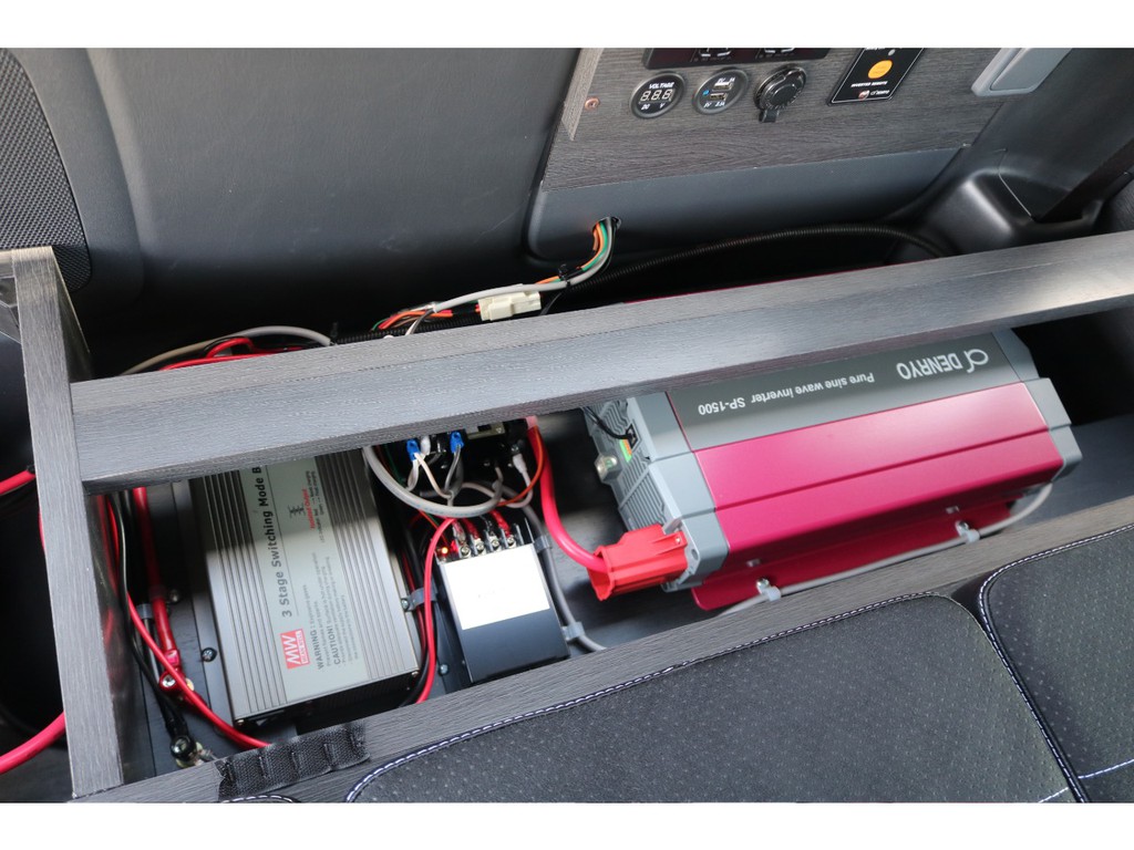 インバーターや走行充電付きサブバッテリーコントローラー搭載しています☆