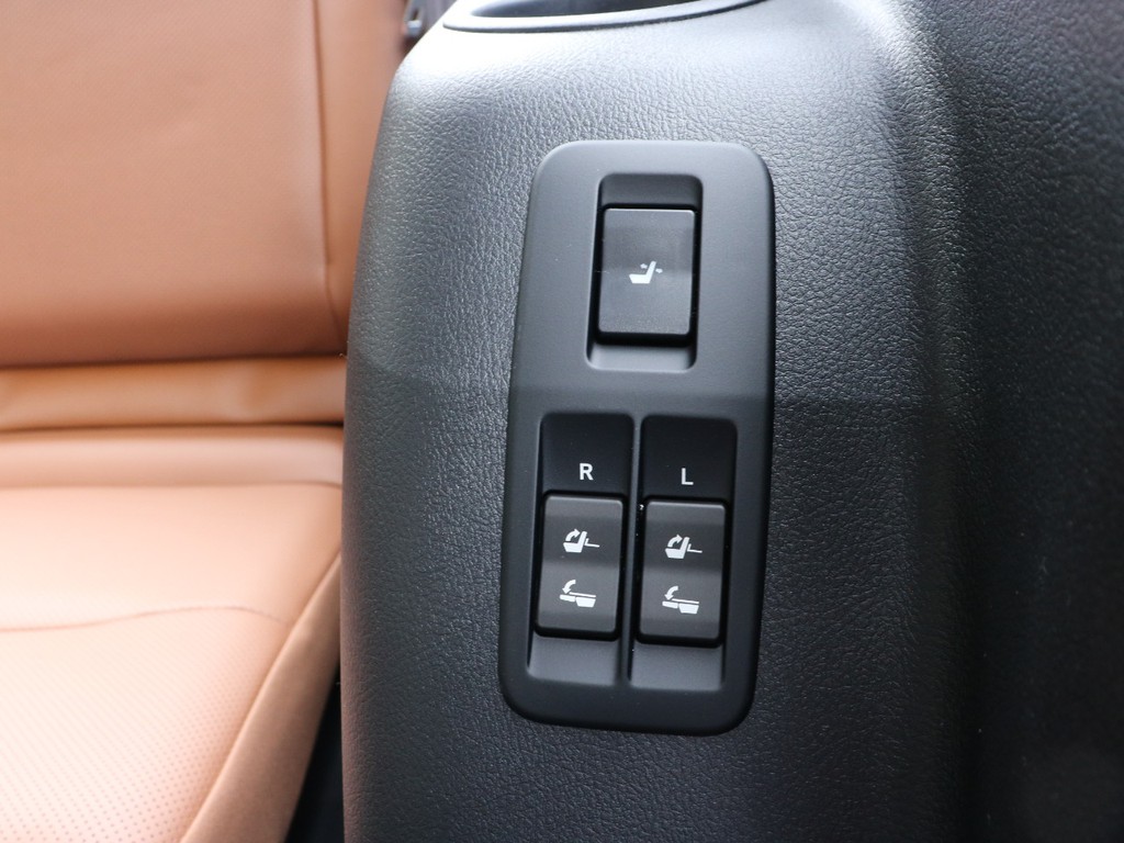 電動でサードシートの格納、展開が可能です、初めて見たとき感動しました。