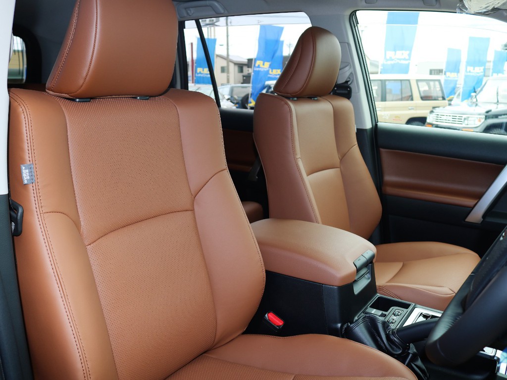 特別仕様車70th ANNIVERSARY LIMITED専用サドルタンの本革シートとなります♪