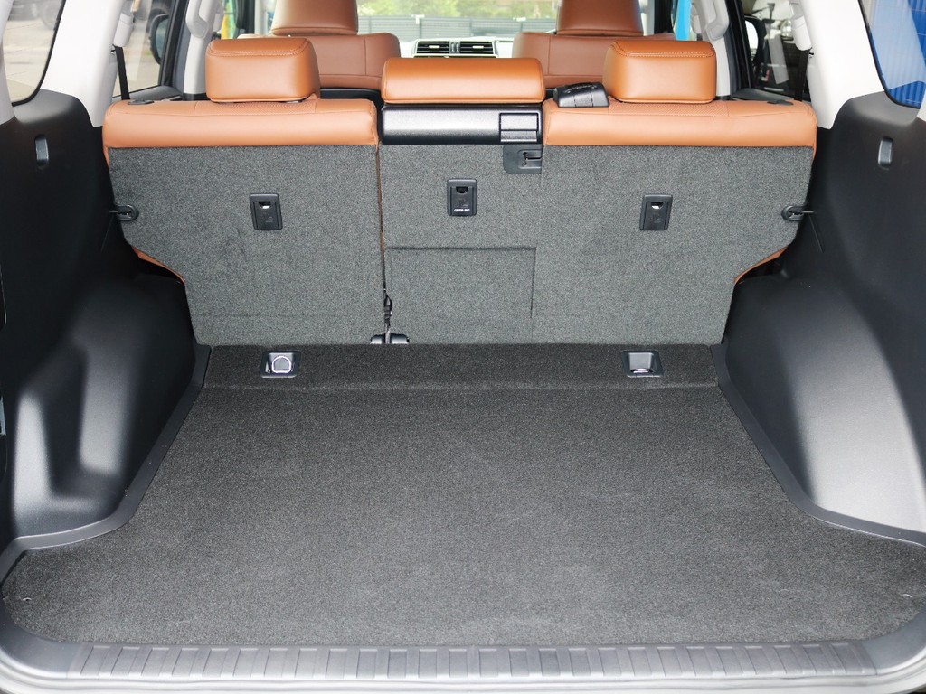 広い荷室にはキャンプ道具やウィンタースポーツの道具等多く載せることが出来ます！