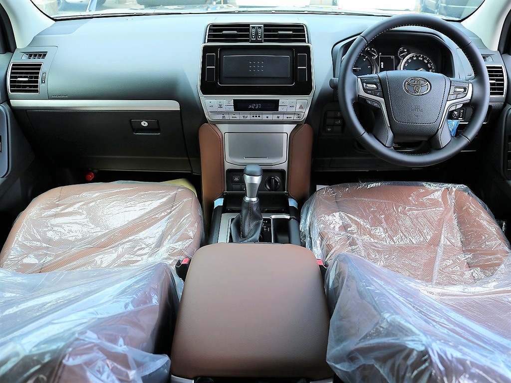 一目で通常の150プラドとの違いが分かりますね！シートはもちろんニーパッド部分も専用のサドルタン色レザーで仕上がっています！