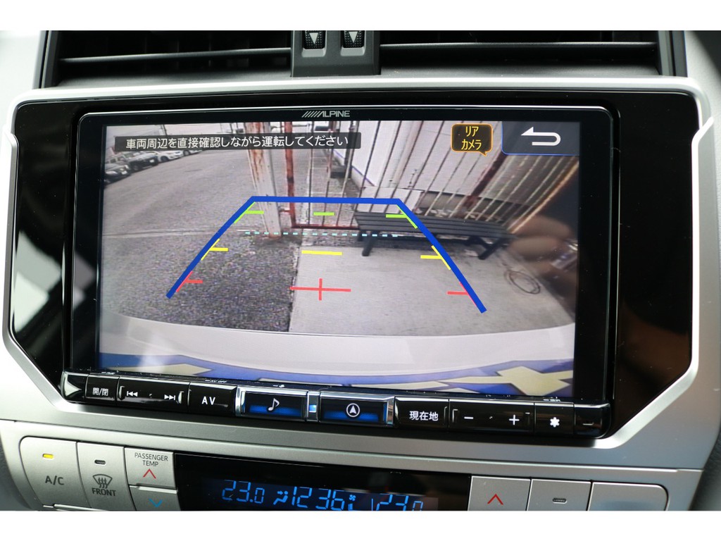 バックカメラ付き！駐車もご安心ください！！