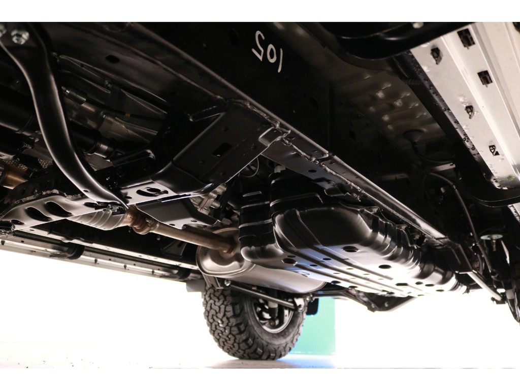 堅牢なラダーフレームにフルタイム４ＷＤ！本格派の構造です！