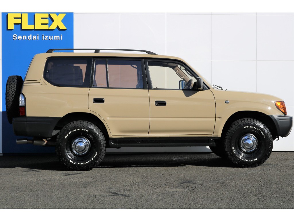 元々はオーバーフェンダー＆ドアモールが付いている車両でしたが、ナロー換装済みなのでこのようにスッキリとした仕上がりになっております！車高はノーマル車高なので乗り降りもラクですよー♪