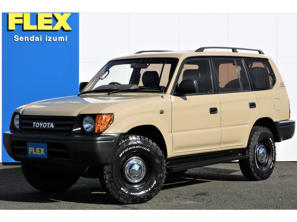 人気のベージュカラーのクラシックカスタム車♪９５プラドをベースに丸目換装＆ナローボディーにカスタム♪街乗りやアウトドアシーンと場所を選ばず絵になります！作り上げないと存在しない形状が人気の理由です♪