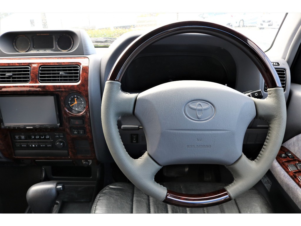 ランドクルーザーはボディーが大きいし運転が難しそう…と思っている方も少なくないと思いますが、実際は目線も高く遠くまで見渡す事ができるので、思っていたより運転しやすい！という声もよく聞くぐらいです♪