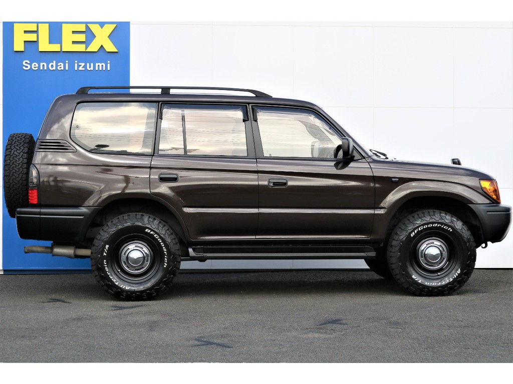 元々はオーバーフェンダー＆ドアモールが付いている車両でしたが、ナロー換装済みなのでこのようにスッキリとした仕上がりになっております！車高はノーマル車高なので乗り降りもラクですよー♪