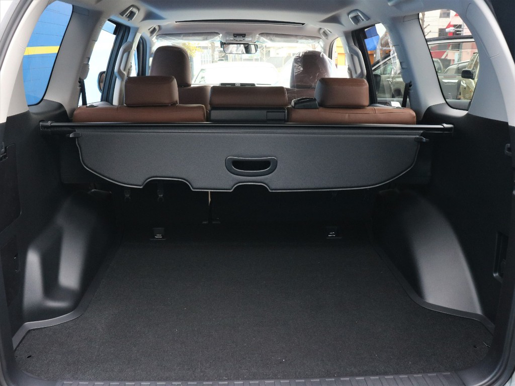 荷室の、荷物を隠したいときに役に立つトノカバー付き！