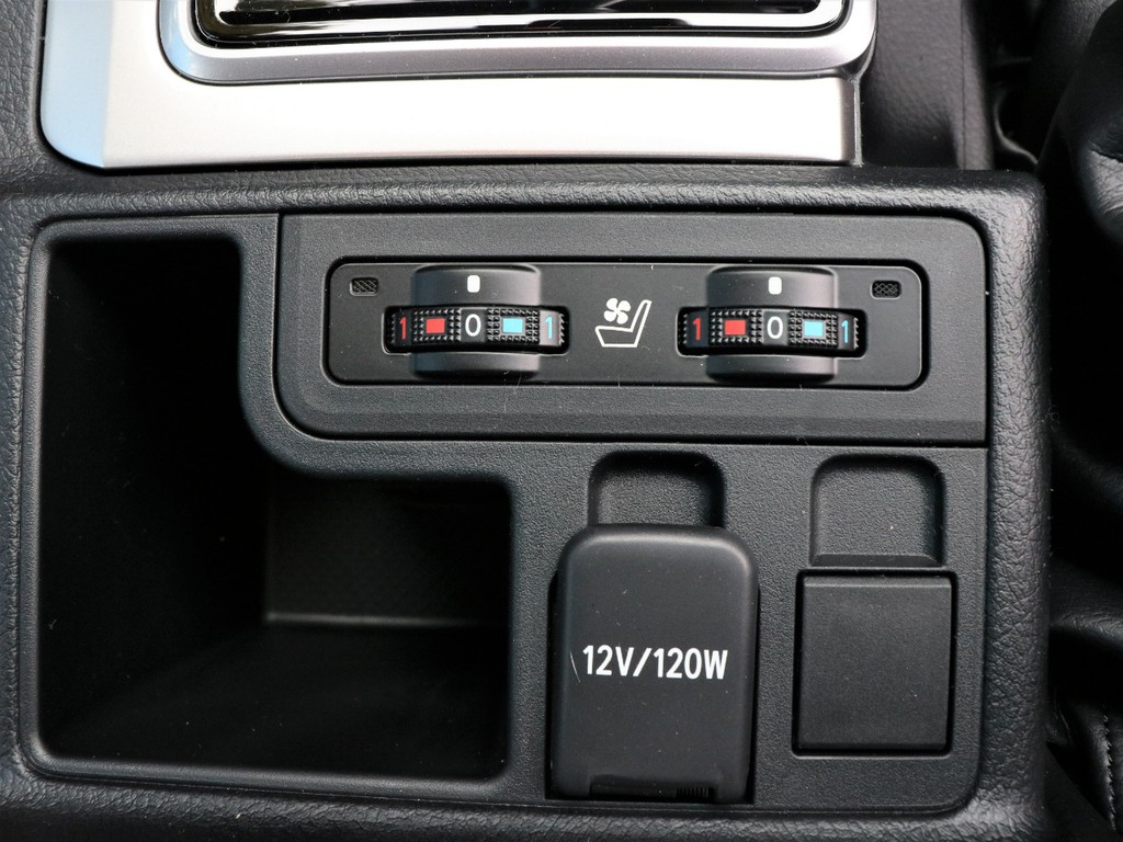 シートヒーター、エアコンがついているのも上級グレードだからこそ！