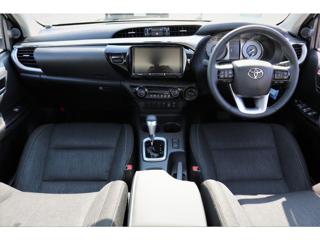 ハイラックスＺグレードの内装！本革巻きステアリング＆シルバー加飾されたシフトノブ！車速感応オートロック機能付きパワードアロックが標準装備！