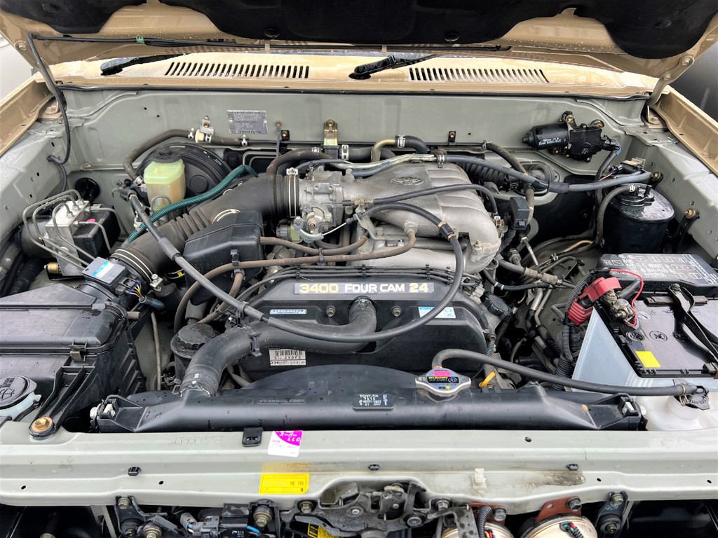 エンジンルームも綺麗です！V6エンジンでストレスなくお乗り頂けます！